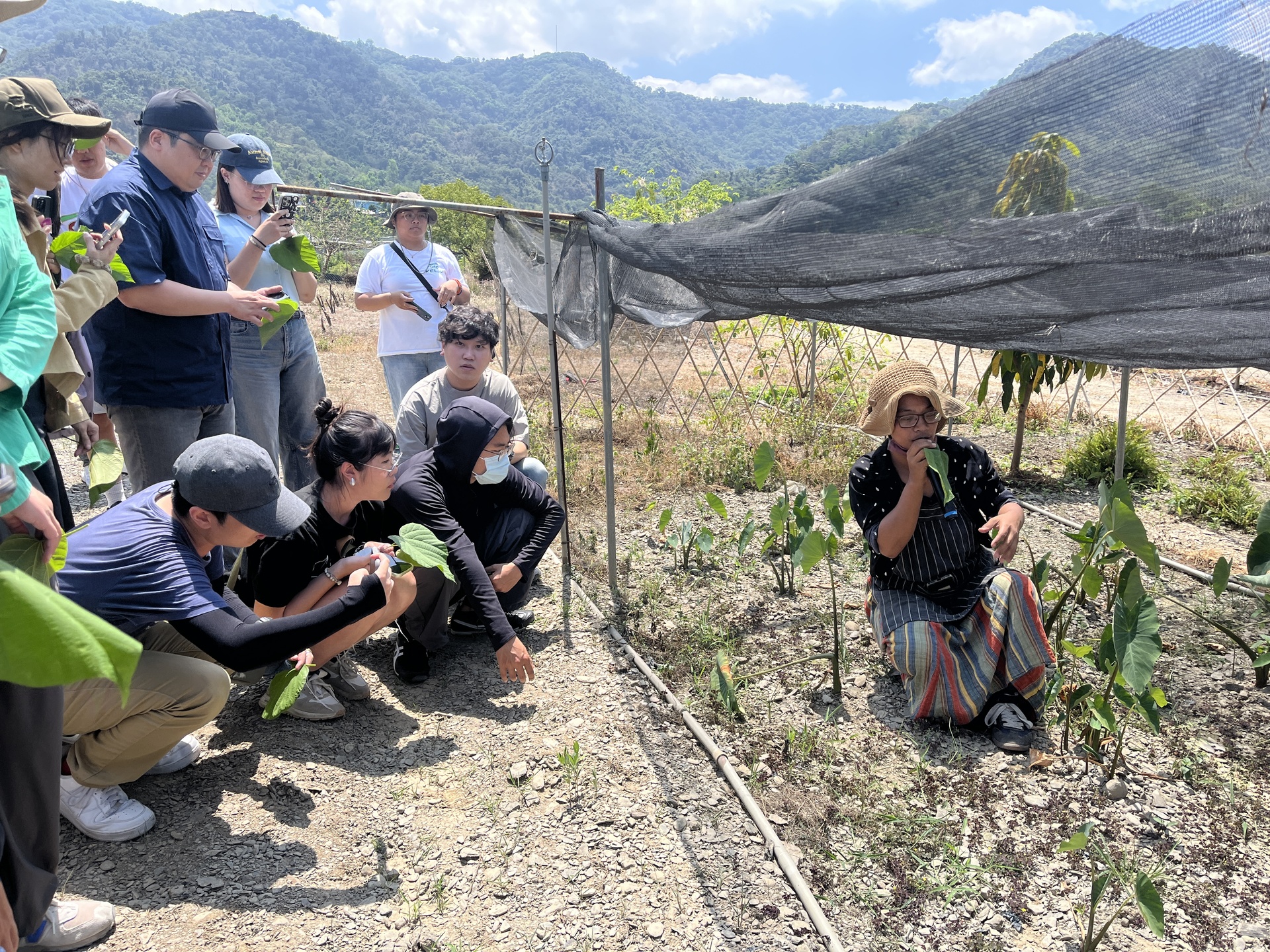 由在地夥伴分享部落傳統是以食物互相交換,他們不稱上山為「打獵」,而是謙遜地稱為「拿」,體現了部落互助共生的精神。