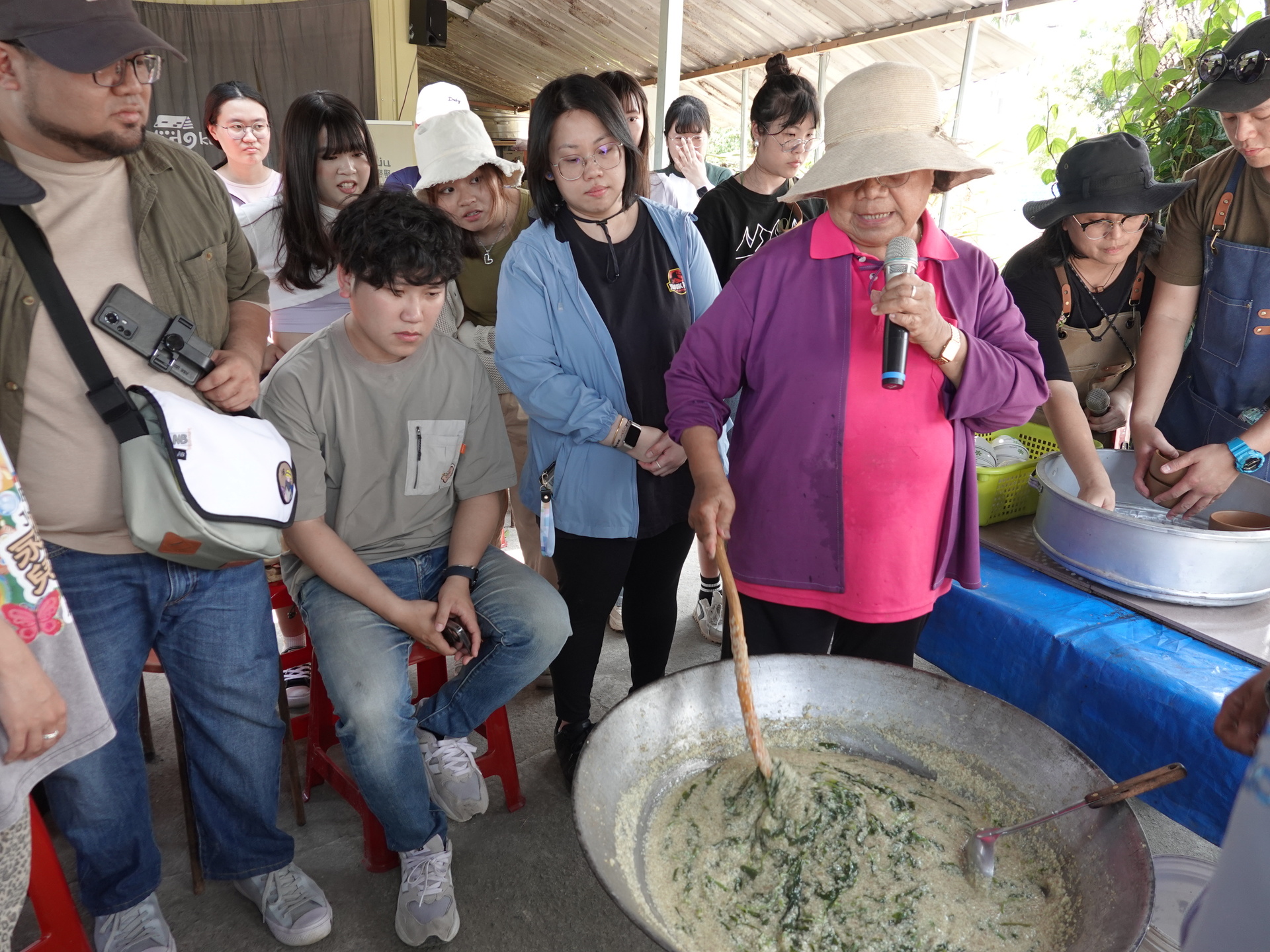 由原住民耆老教學如何製作小米粥