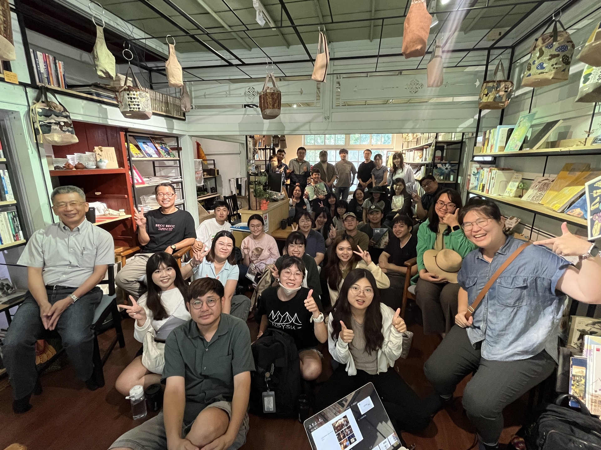 中山大學師生與負責人徐孝晴於繫。本屋合影留念