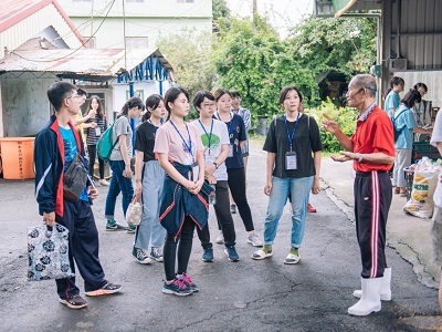 社區耆老向學生導覽在地人文歷史(107年)