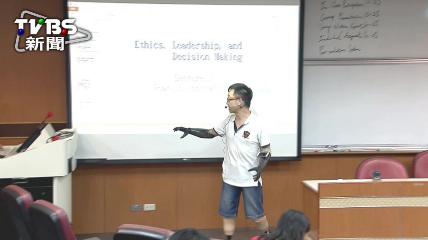 爬山染怪病命危！中山大學師截四肢重返校園（TVBS）圖片