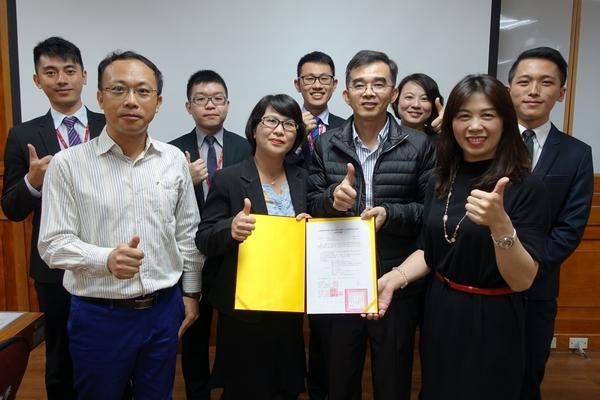 照片人物：右一為台新金控資深協理郭晶晶、中山管理學院院長陳世哲、台新金控資協理周美洪(前排右三)及中山財管系系主任李建強。圖片