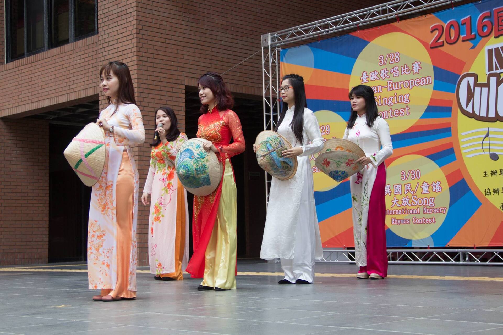 陳雙登科(左一)於中山國際文化嘉年華活動表演越南舞蹈圖片