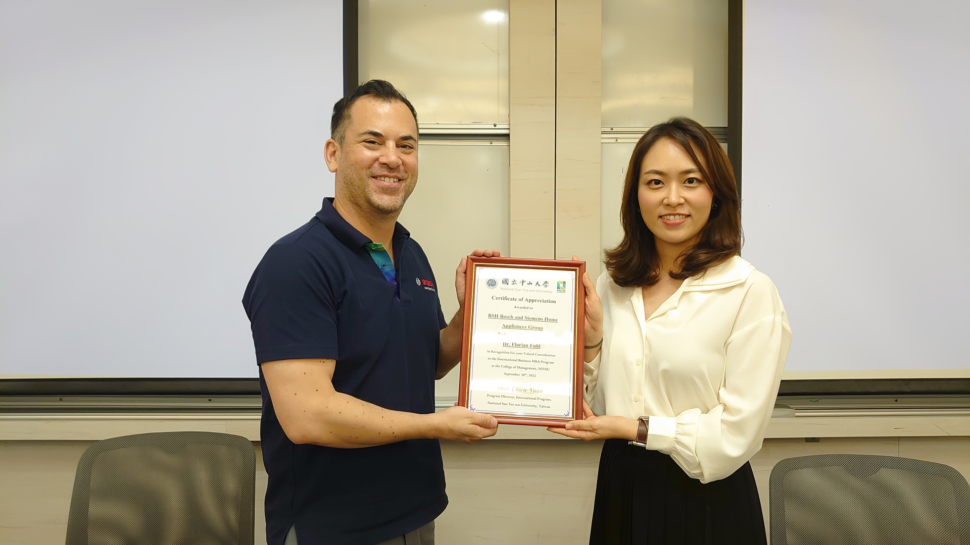 Dr Florian receives the certificate from Professor Jeeyeon KimImage