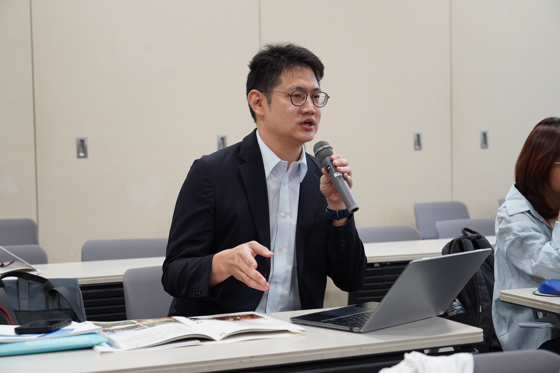 NSYSU Ph.D. student Po-An Su consults with Okayama University faculty on the development and prospects of CLT construction and industry collaboration.Image