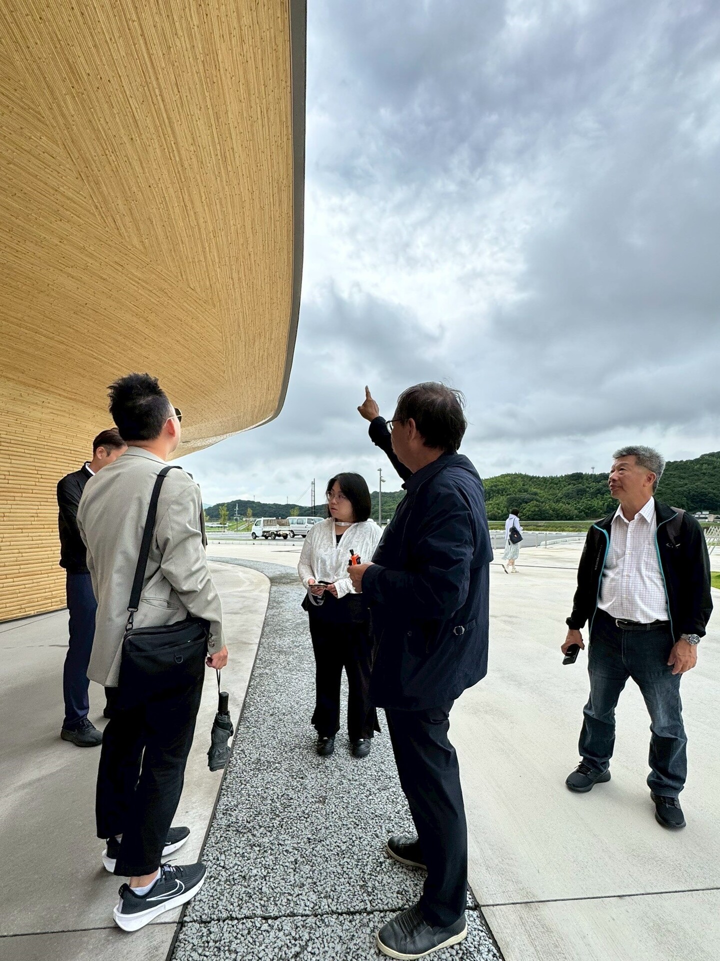 丁榮生老師介紹建物來自於倉敷市真備町在2018年遭遇嚴重豪雨氾濫,造成堤防決口其災情嚴重,而建築師隈研吾受邀設計竹之門,作為災後重建並兼具防災功能的公共設施圖片