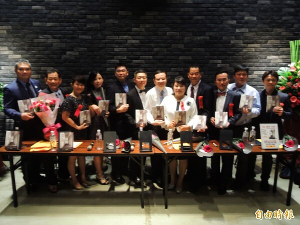 高雄12名企業家舉辦「傳承‧承傳：經營者的心路歷程與蛻變軌跡」新書發表。（記者黃旭磊攝）圖片