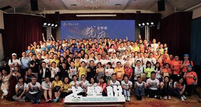 大中華地區頂尖EMBA學生參賽的「戈壁沙漠挑戰賽」至今已14屆，今年共有60所大學，3000餘位EMBA同學參加，其中賽後的「戈壁回歸慶功宴」多在大陸各城市舉辦，今年首度移師高雄，匯聚兩岸菁英。(劉宥廷翻攝)圖片