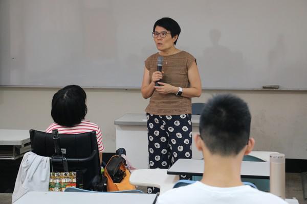 行傳所蕭蘋教授擔任主持人為講座開場圖片