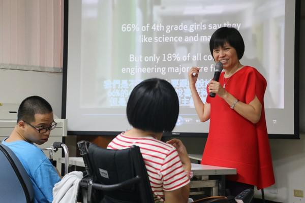 蔡麗玲副教授與現場同學互動圖片