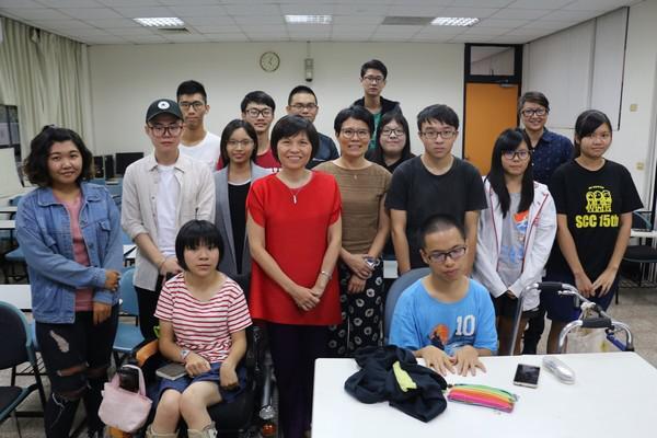 蔡麗玲與參與此次演講的學生，於活動結束後合影留念。圖片