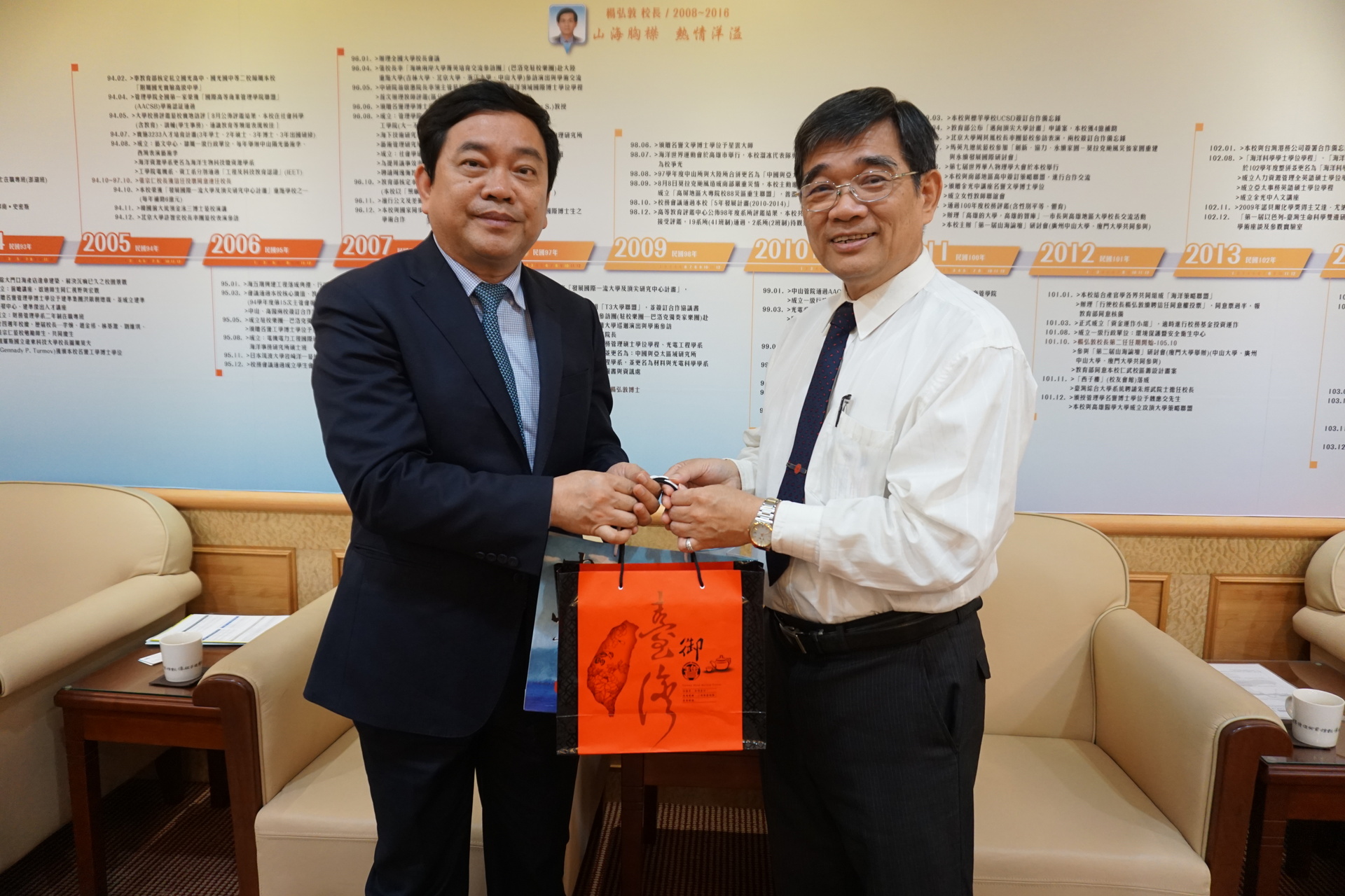 NEU校長陳壽達(左)與中山副校長陳英忠(右)互相贈禮圖片