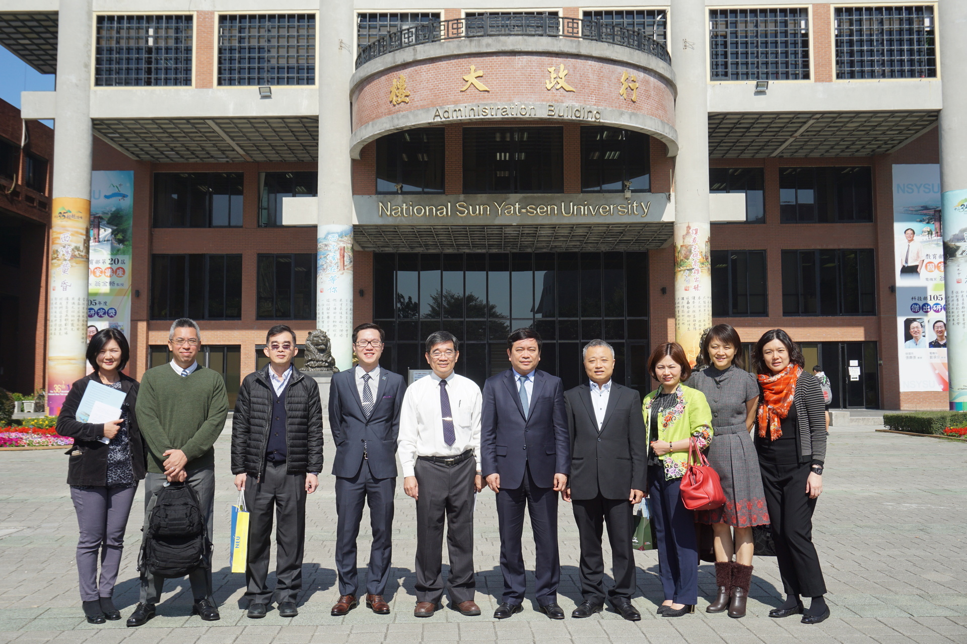 越南國民經濟大學-行政大樓前合影圖片