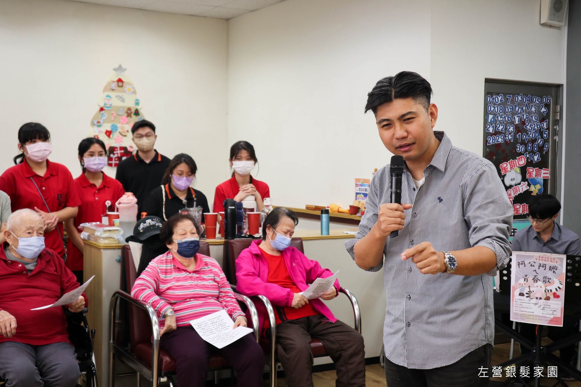 主持人介紹台語歌謠背後故事