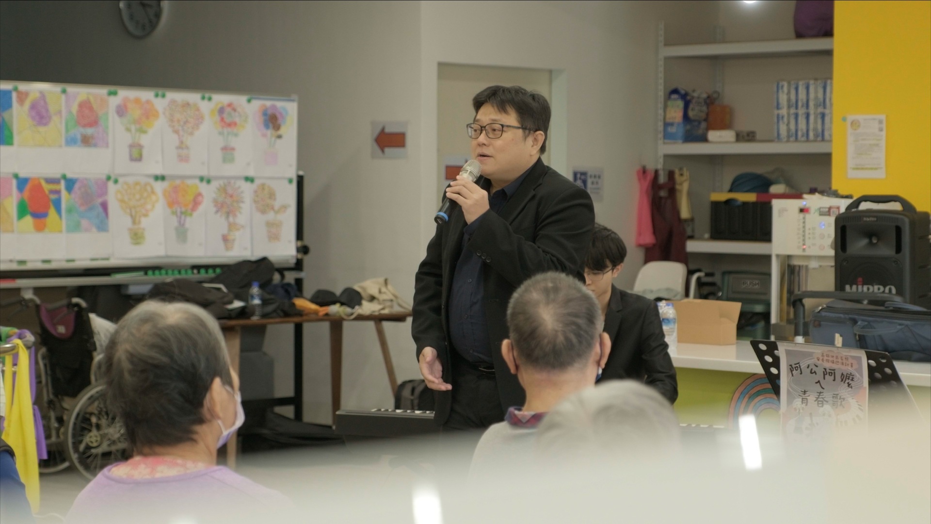 團長林桐毅藉由歌聲帶領長輩重返年少