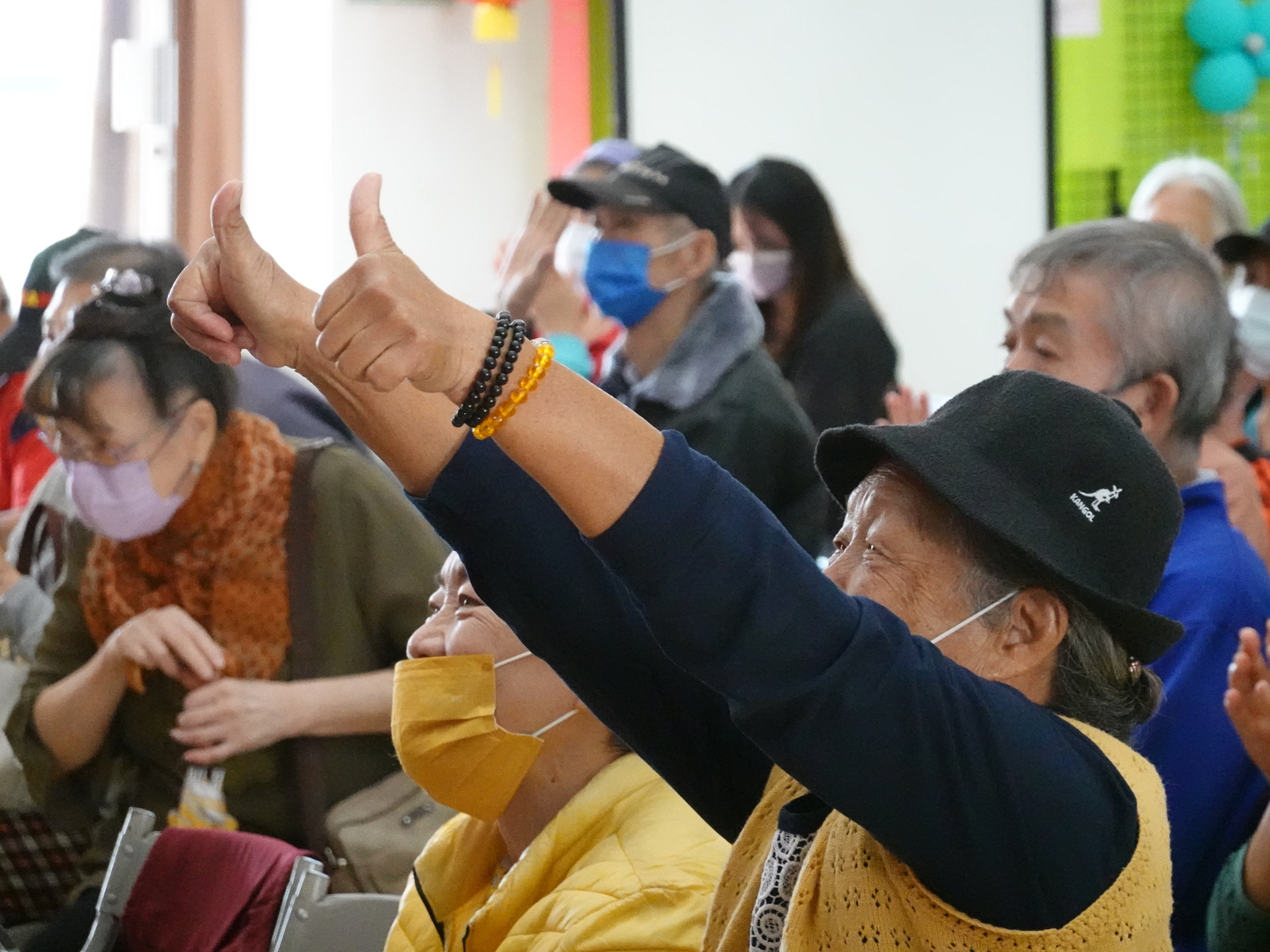 長輩對樂手老師精彩的演出予以肯定