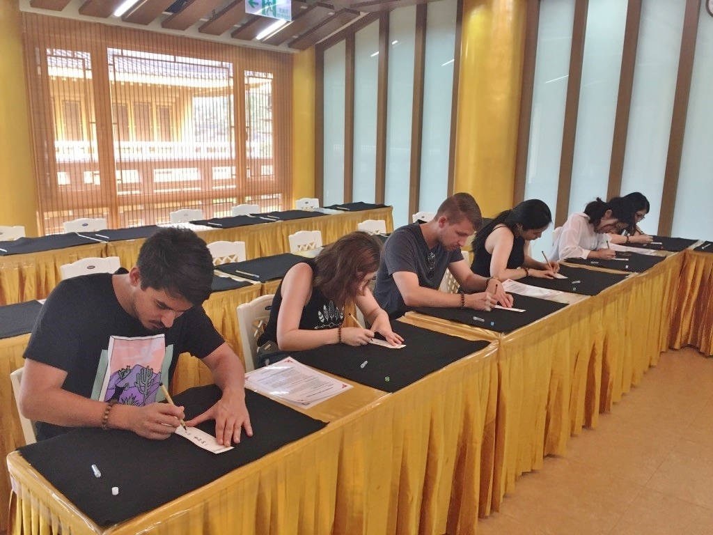 外籍交換學生體驗使用毛筆抄經圖片