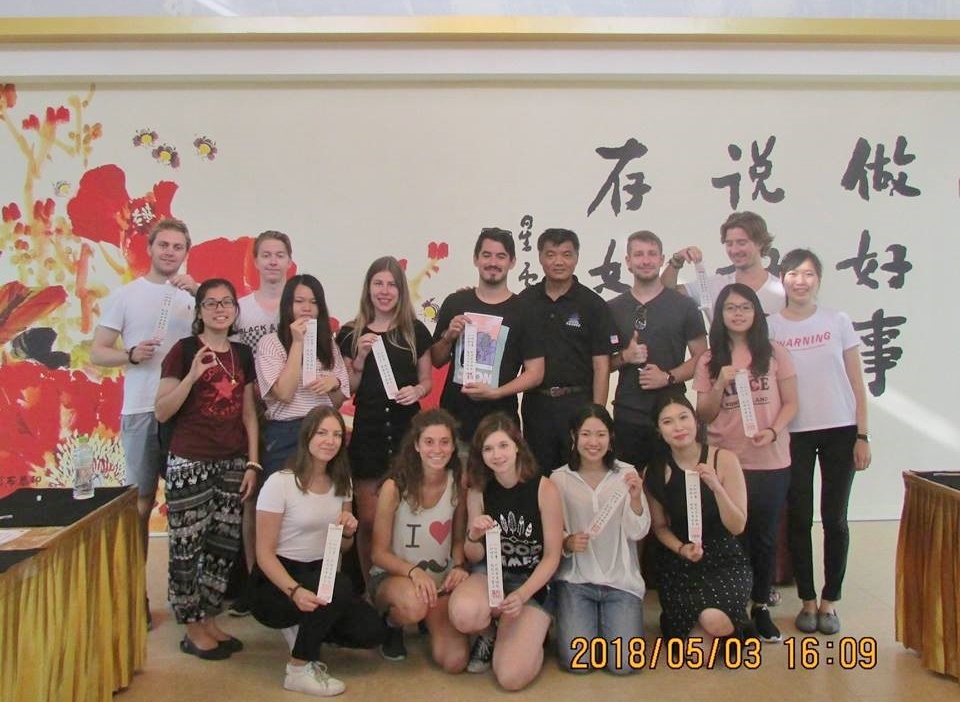 外籍交換學生與毛筆抄錄經文合影圖片