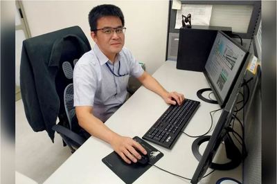 高市聯合醫院資訊室主任王思蒼利用連假宅在家的時間，開發出一套新程式，民眾洽公或就醫時刷健保卡，可一併留下姓名及身分證字號等資料建檔，以備疫調。圖／王思蒼提供圖片