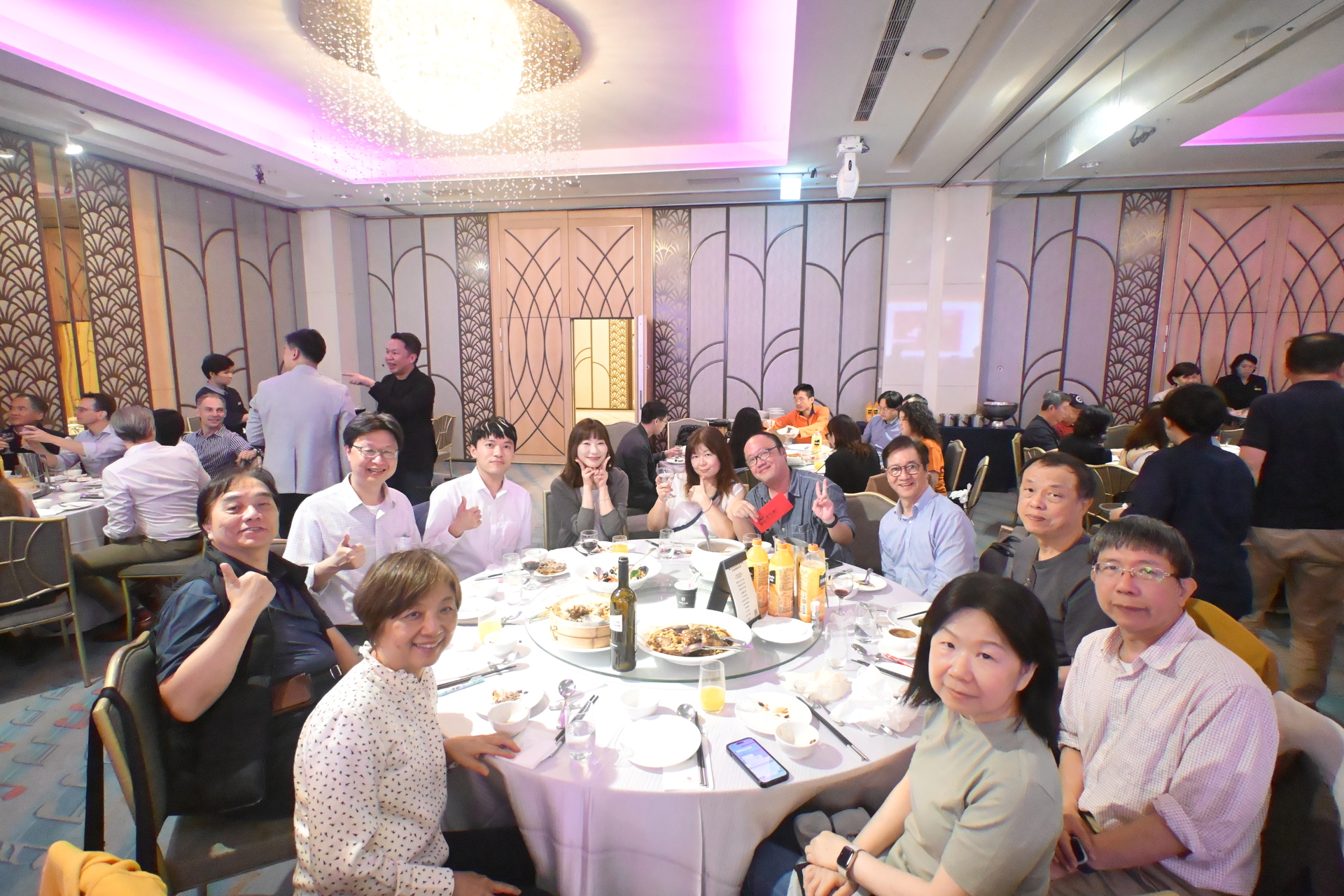 企管系、行傳所師長一同慶賀圖片