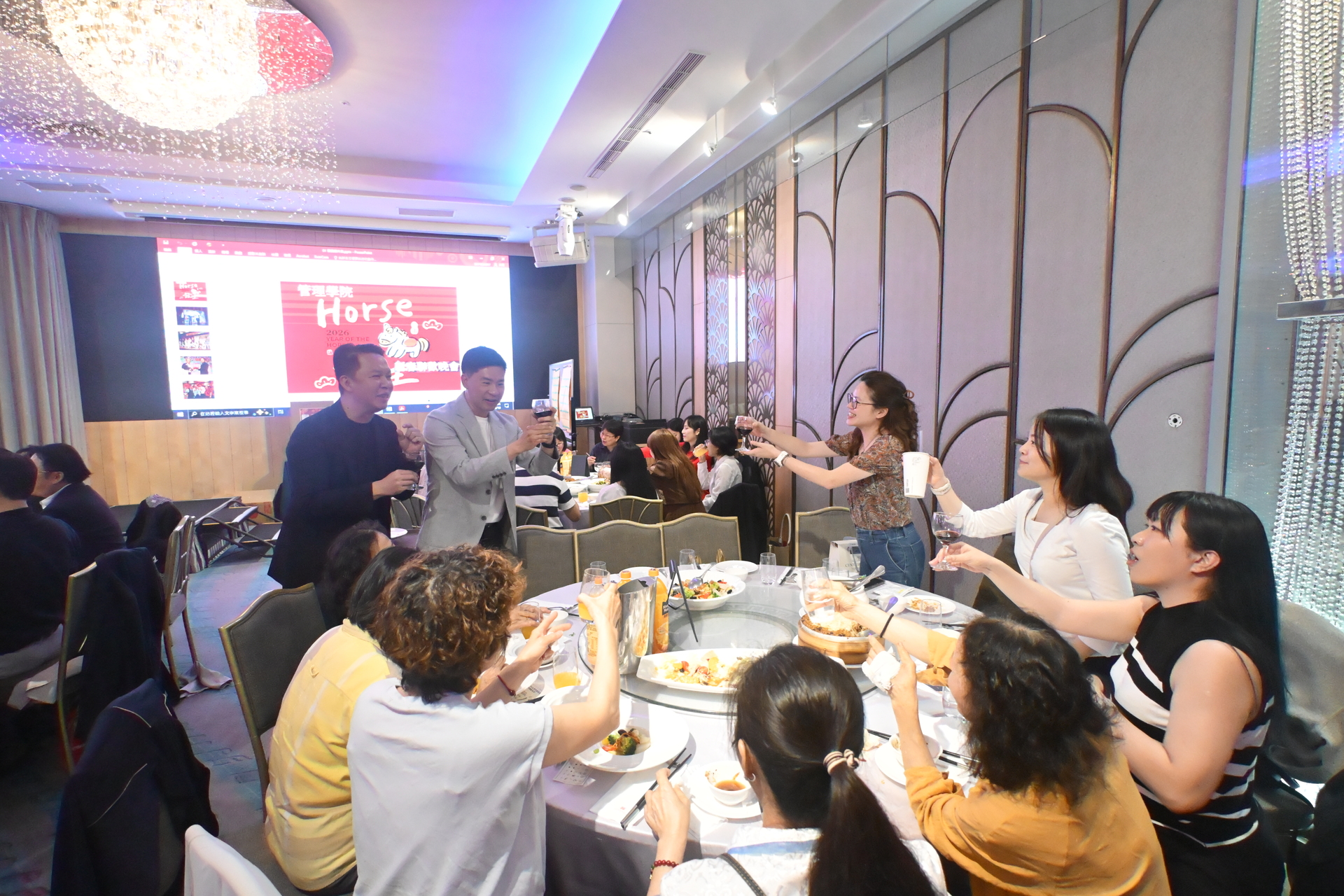 管院行政同仁與師長舉杯敬賀圖片