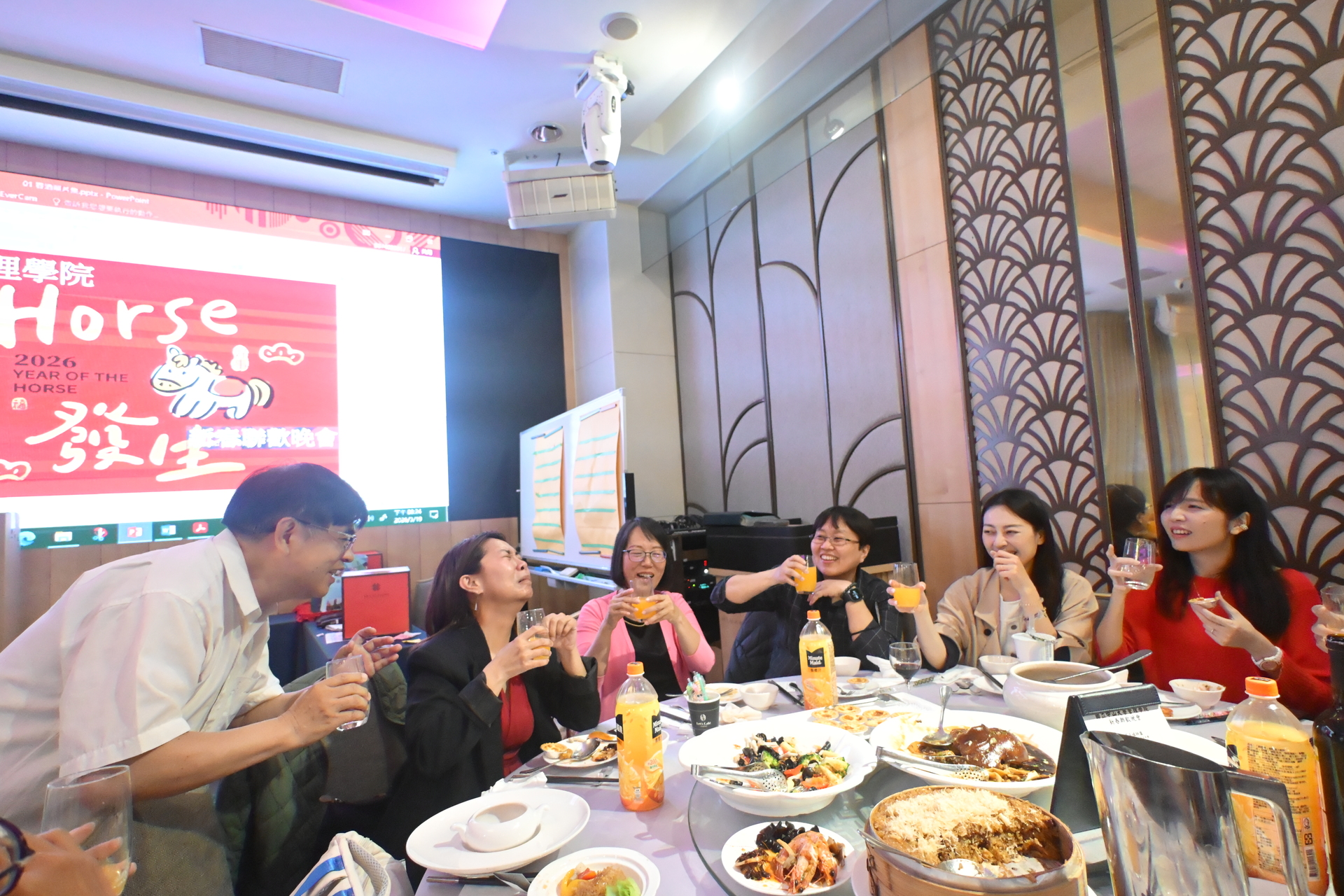管院行政同仁與院長歡樂敬酒圖片