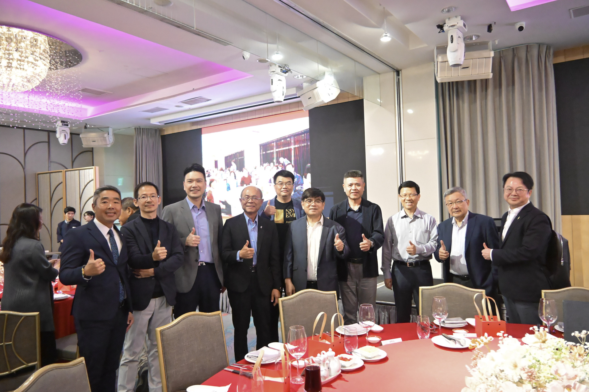 感謝校友並親臨現場共襄盛舉，慷慨贊助晚會摸彩獎品，為活動增添溫馨與熱絡氛圍。圖片