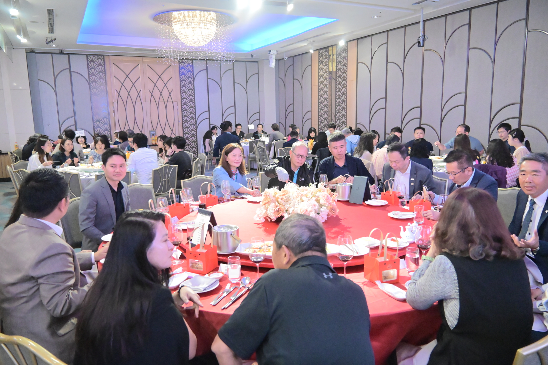 多位校友蒞臨共襄盛舉，為晚會增添亮點，也展現對母院的深厚情感。圖片