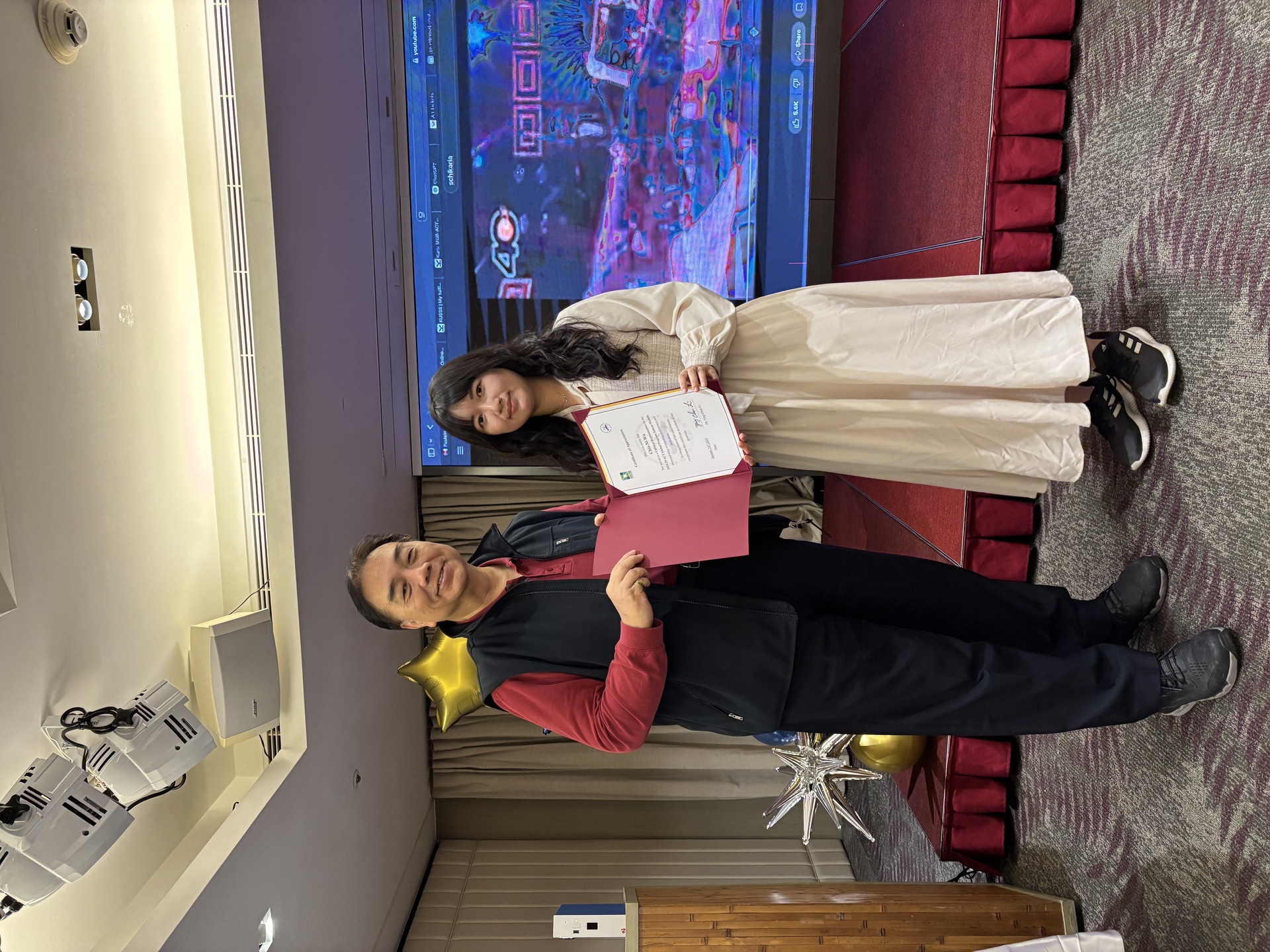 李英俊主任致贈感謝狀予擔任文化代表的吳佳霓同學圖片