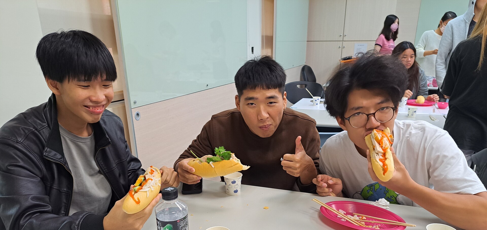 同學們品嚐得津津有味圖片