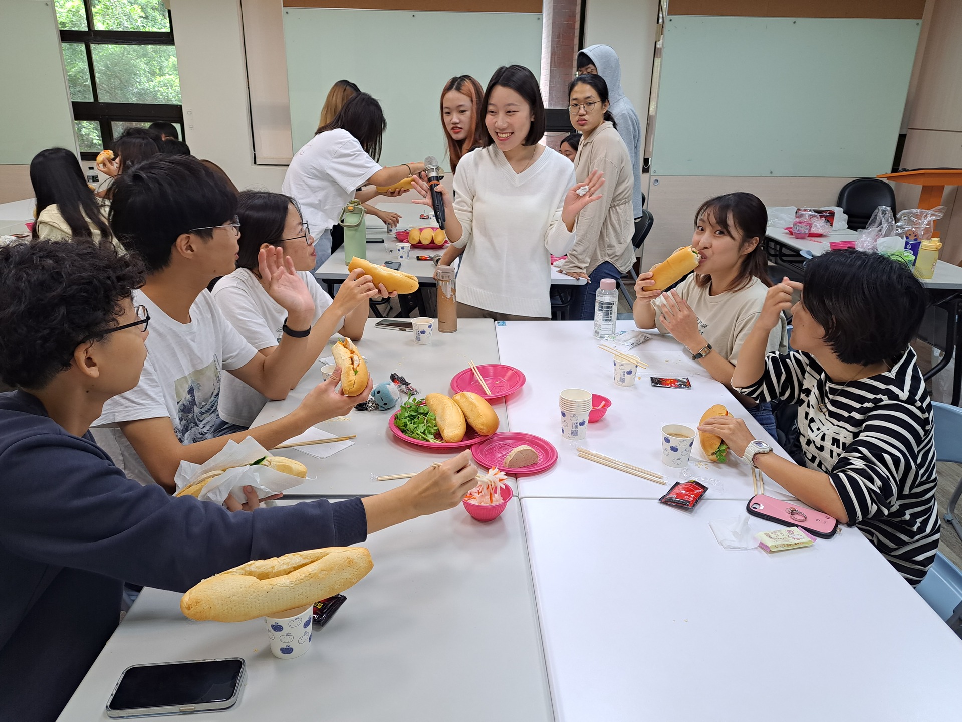 台灣、日本同學與Anna討論熱烈圖片