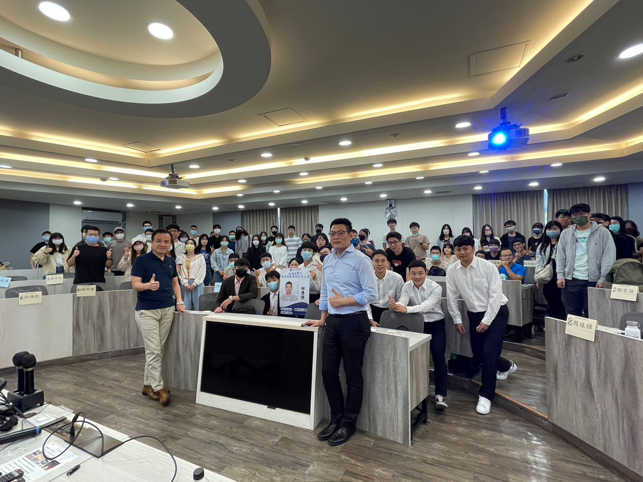 林彥良協理與資管系所同學們大合照圖片