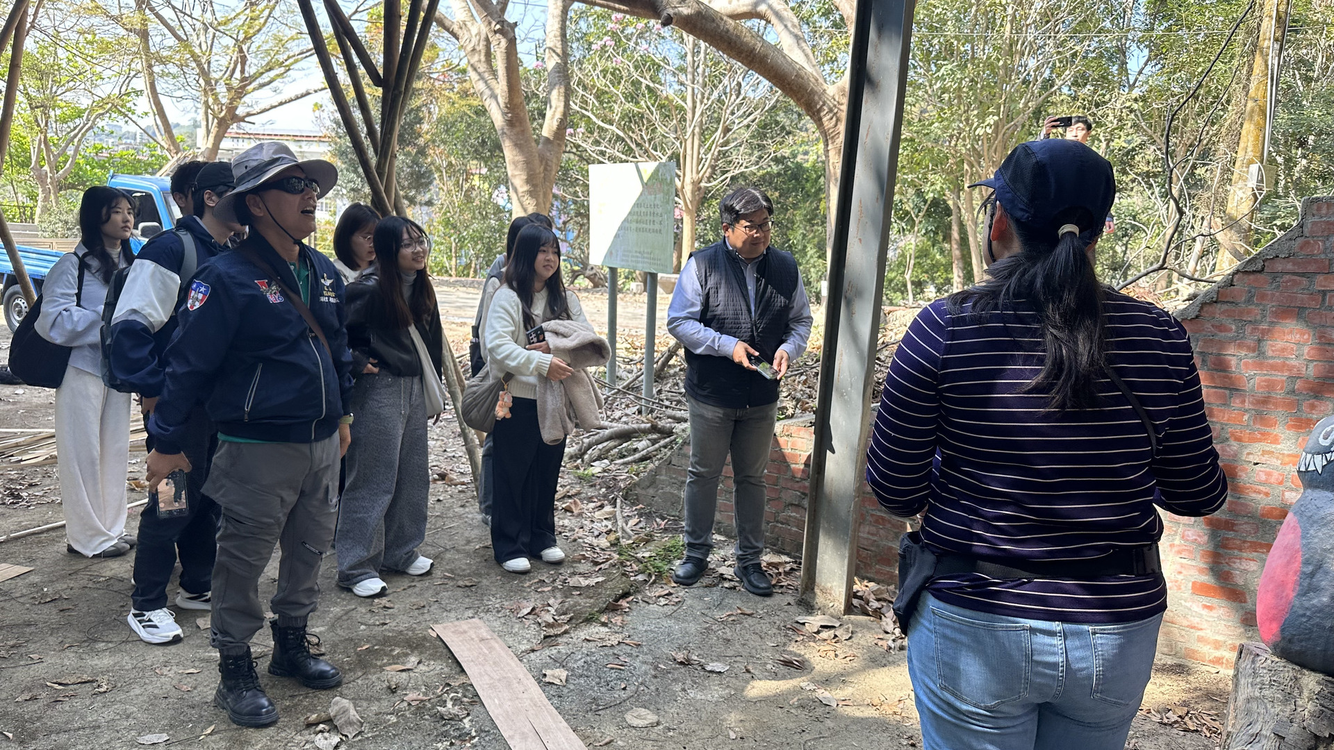 社區執行秘書陳春月向同學介紹社區的蝙蝠生態。圖片