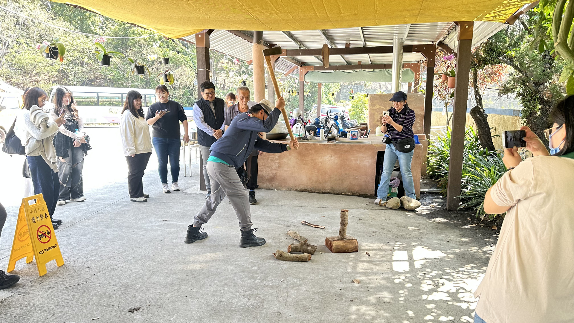 中山大學公事所同學體驗劈柴，學習傳統劈柴技術的技巧。圖片
