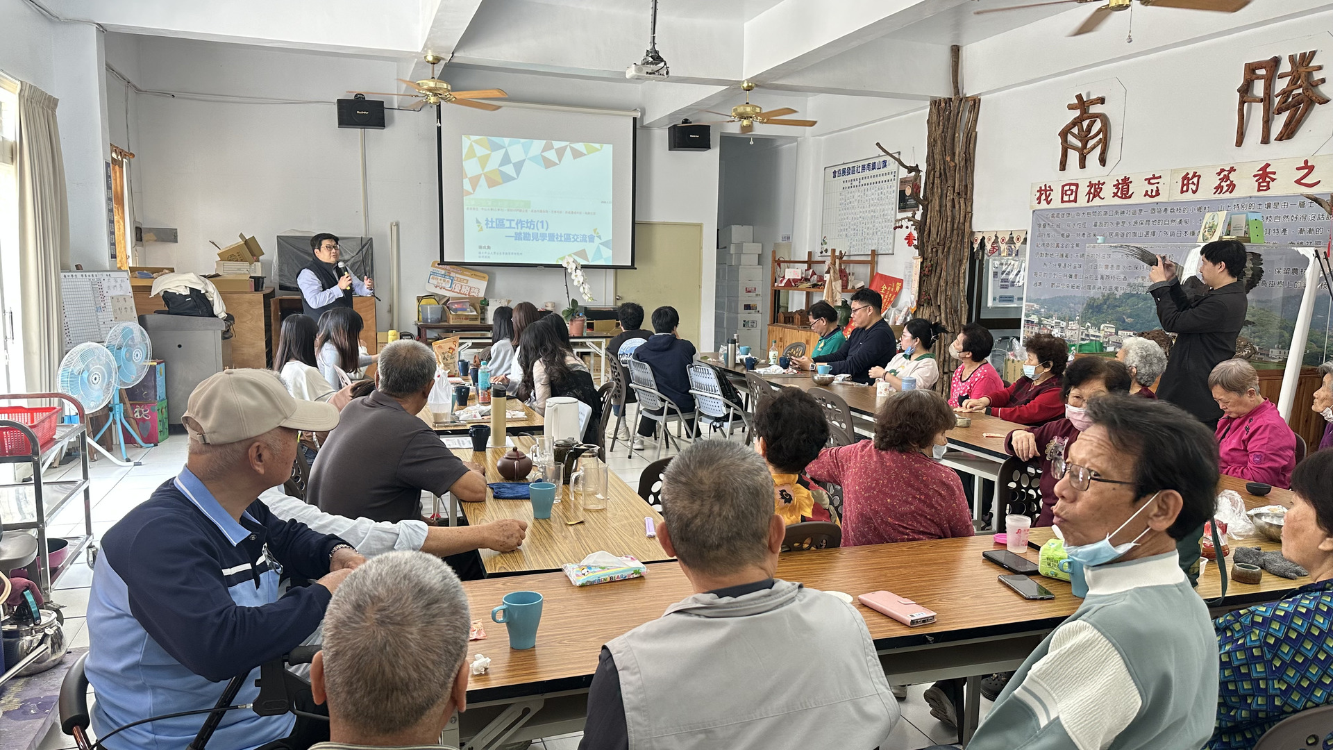 謝政勳助理教授引導學生與社區長輩交流，分享南勝社區的特色及永續家園計畫簡介。圖片