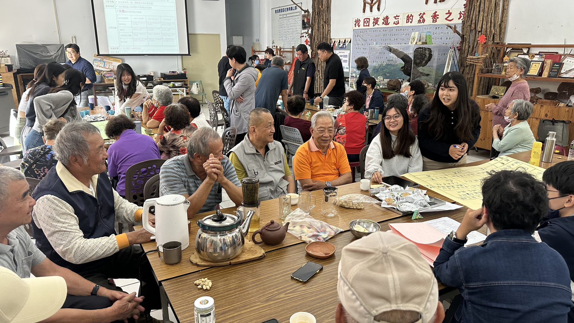 學生與社區長輩共同討論低碳永續社區的對策，並相互交流社區現況及困境。圖片