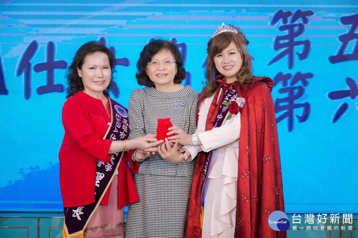 中山大學EMBA仕女協會在中山大學副校長蔡秀芬(中)見證之下，由第五屆邱莉雯理事長（左）交棒予第六屆林沛珍理事長（右）。（圖／中山大學EMBA仕女會提供）圖片