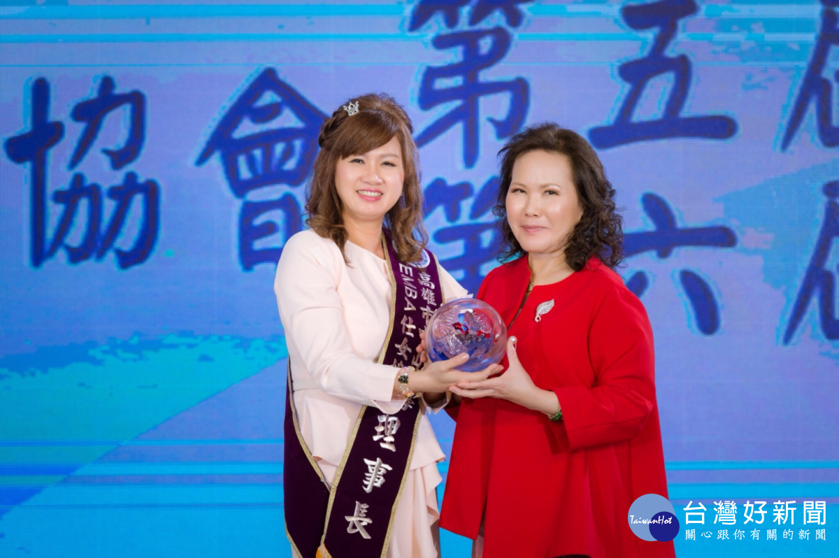 中山大學仕女會新任理事長林沛珍(右)與卸任理事長邱莉雯(左)互送禮物。（圖／中山大學EMBA仕女會提供）圖片