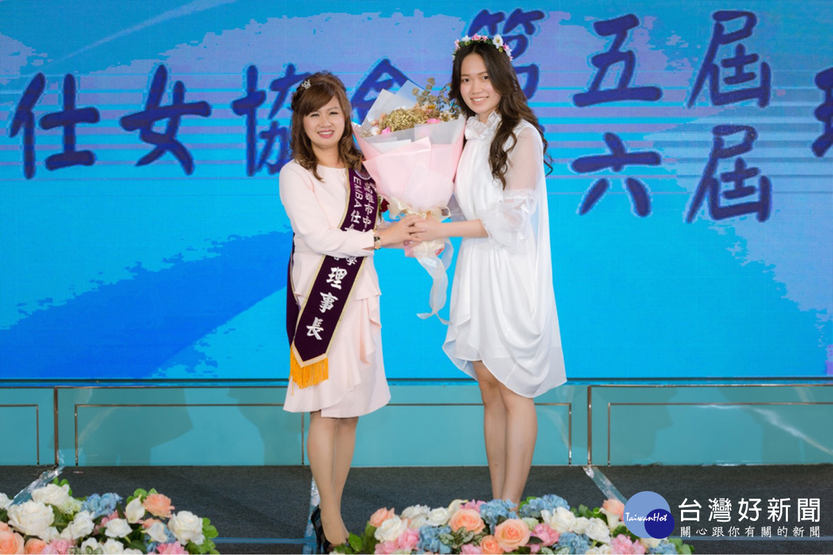 林沛珍理事長最得意的學生胡雅棻上台獻花。（圖／中山大學EMBA仕女會提供）圖片