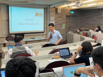 黃明新老師講解行銷個案，擴展學生們的眼界圖片