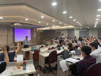 黃明新老師提出問題，學生們熱情舉手圖片