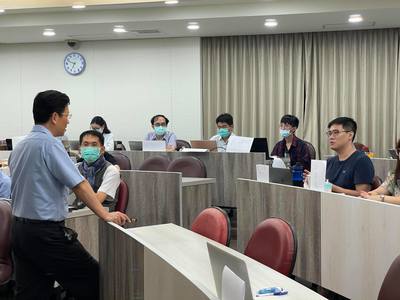黃明新老師與同學們進行意見交流圖片