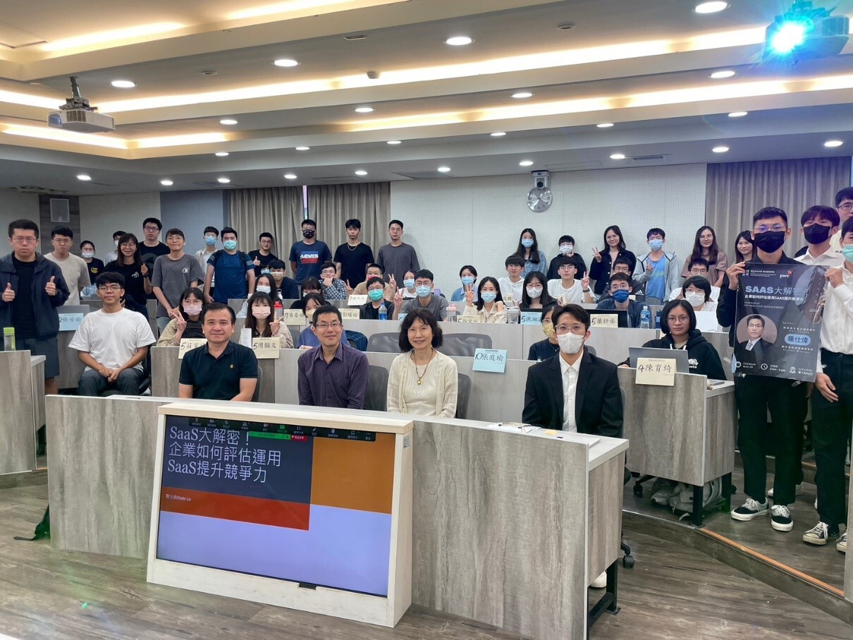 專題演講合照。演講人羅仕煒協理－資誠聯合會計師事務所（左二））圖片