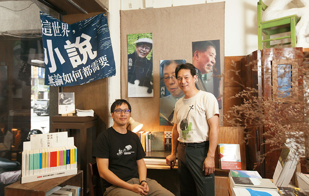 三餘書店的五位創辦人之二：謝一麟（左）、童維辰（右）認為，三餘不僅是書店，更是推廣閱讀的空間。透過三餘，人人都可以去找尋屬於自己經驗的東西，文化與歷史就能在這樣的過程中被銜接、傳承。圖片