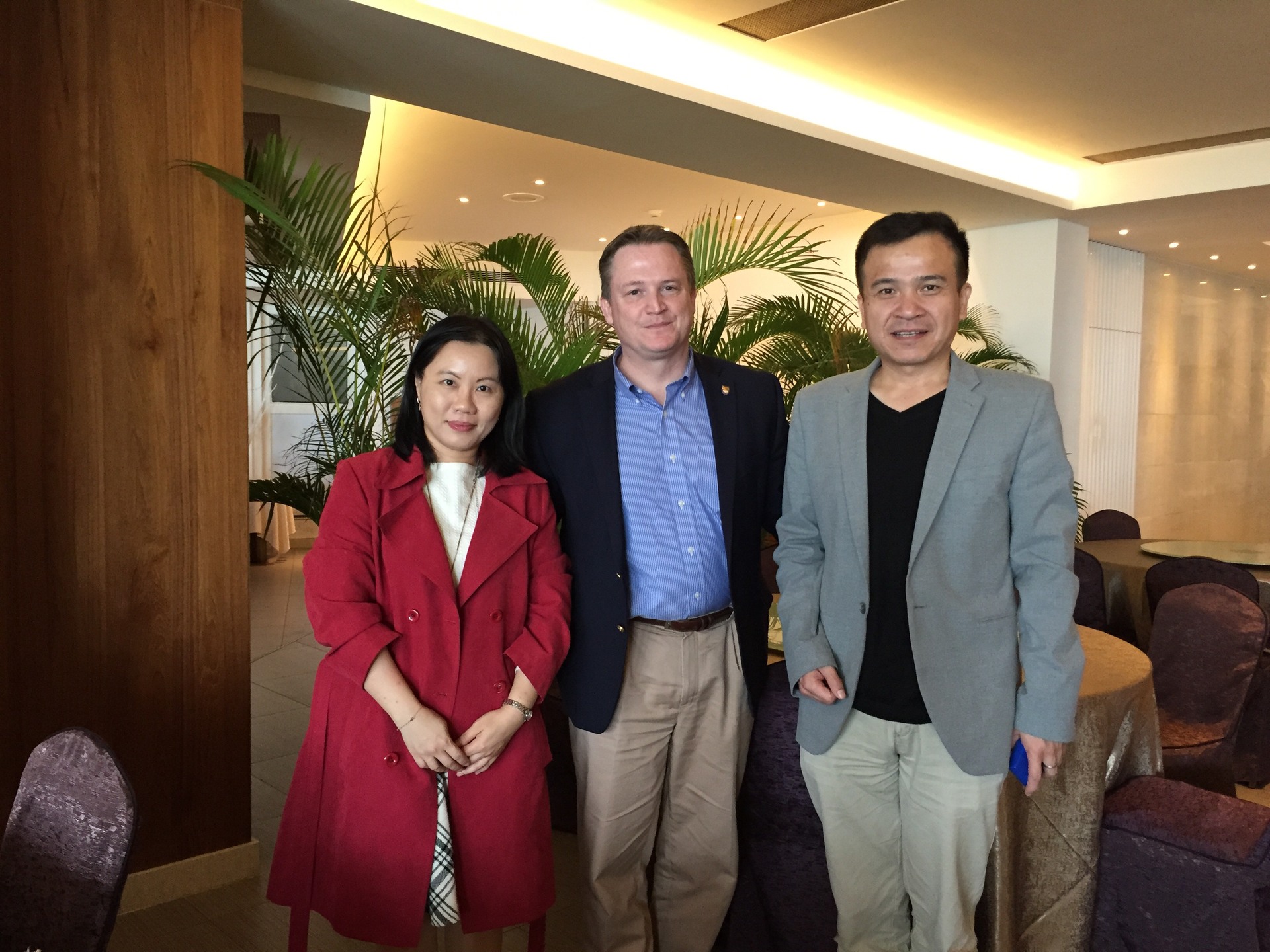 左起企管系張純端主任、維多利亞大學商學院國際學程Brian Leacock副主任、中山管院國際事務中心徐士傑主任圖片