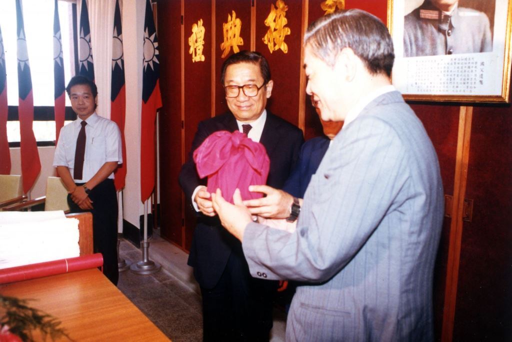 從李煥前校長手中接下校印圖片