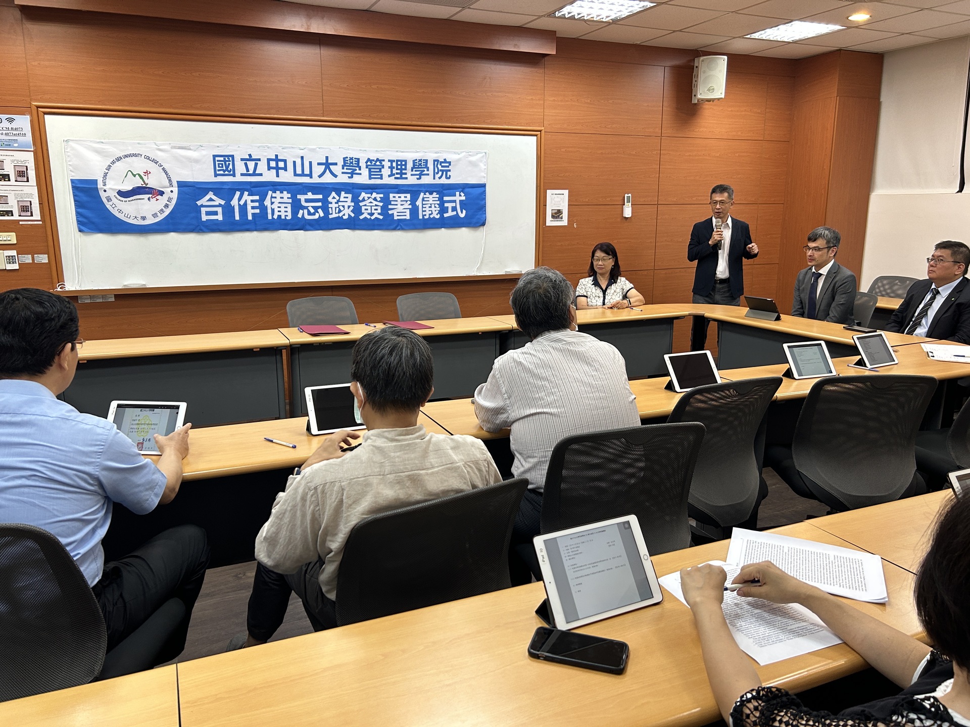 管院眾老師參與簽署儀式。圖片