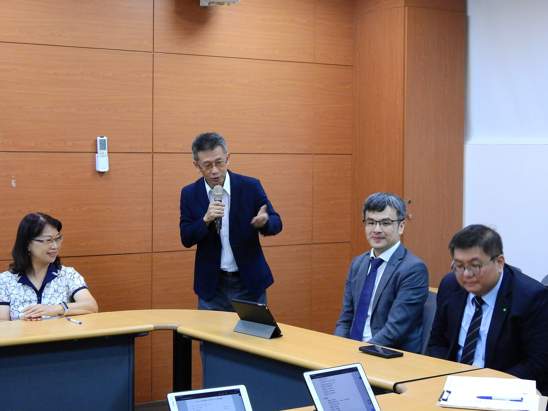 國立中山大學管理學院郭瑞坤副院長（左二）致詞。圖片