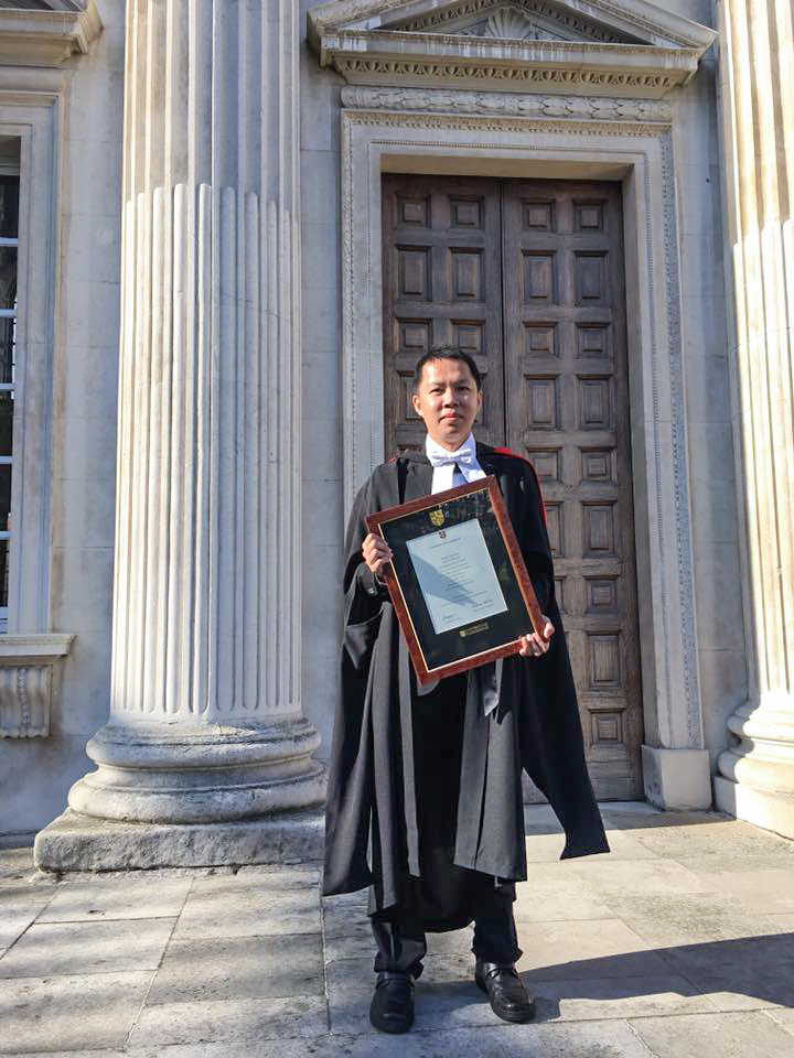 Professor Tsai’s graduation ceremony at the University of Cambridge in England was conducted in an ancient ceremony, which was a very interesting experience for him
