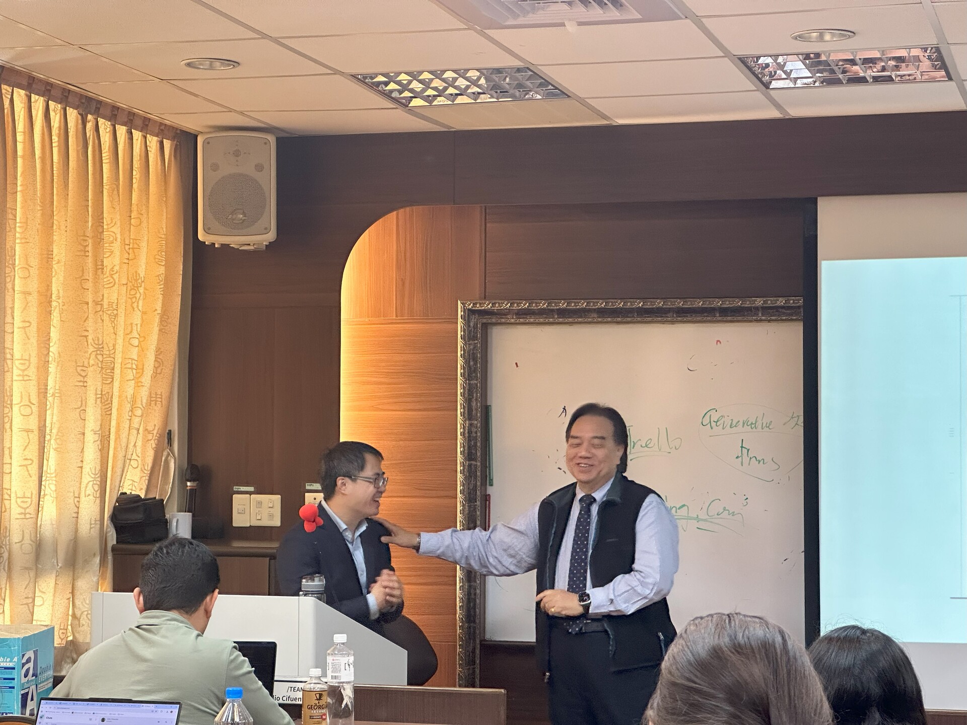 李英俊老師歡迎盧憶老師，場面熱絡圖片